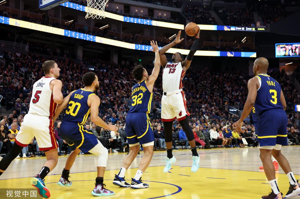 记者:阿苏埃性格腼腆,热心的特谢拉主动为他架起沟通的桥梁.